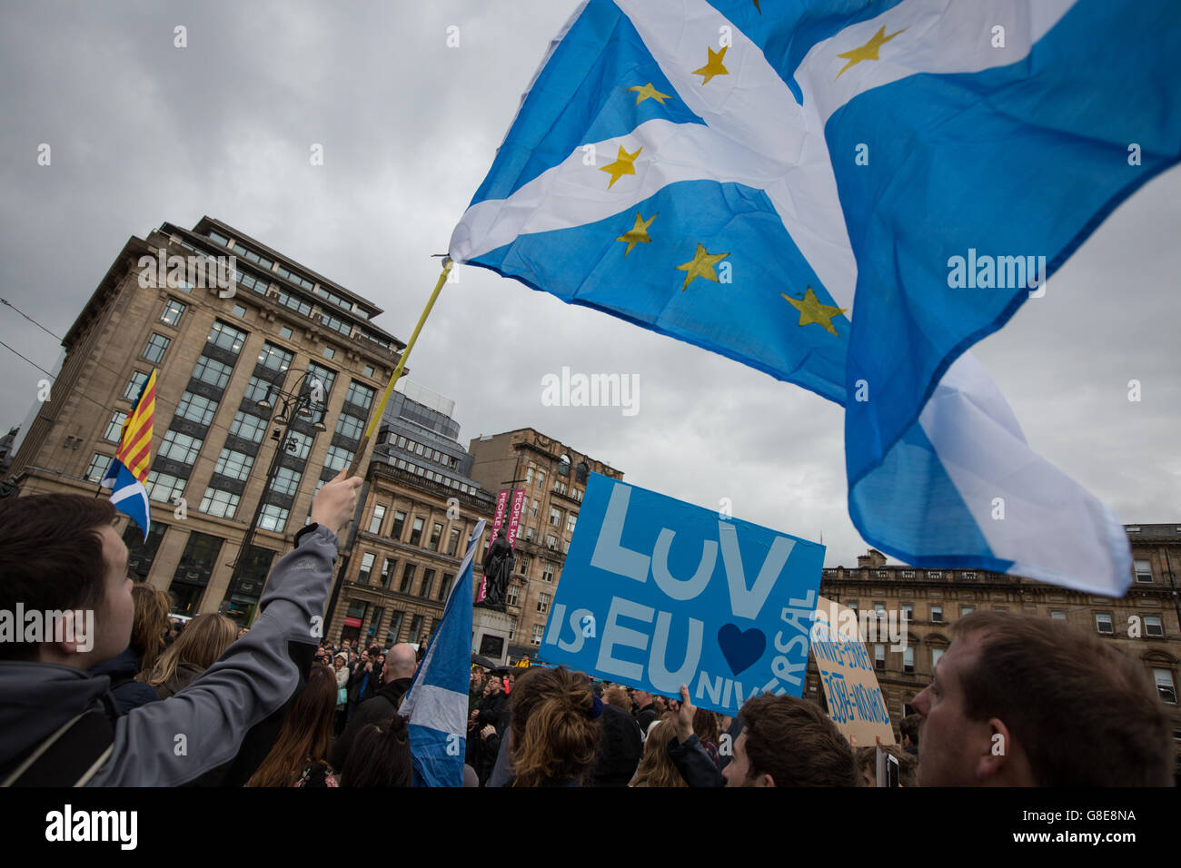 Glasgow, Scotland, Regno Unito. Il 29 giugno, 2016. Scottish Pro-European sostenitori dell'Unione si riuniscono per un rally a George Square, Glasgow, Scozia, il 29 giugno 2016. Credito: jeremy sutton-hibbert/Alamy Live News Foto Stock