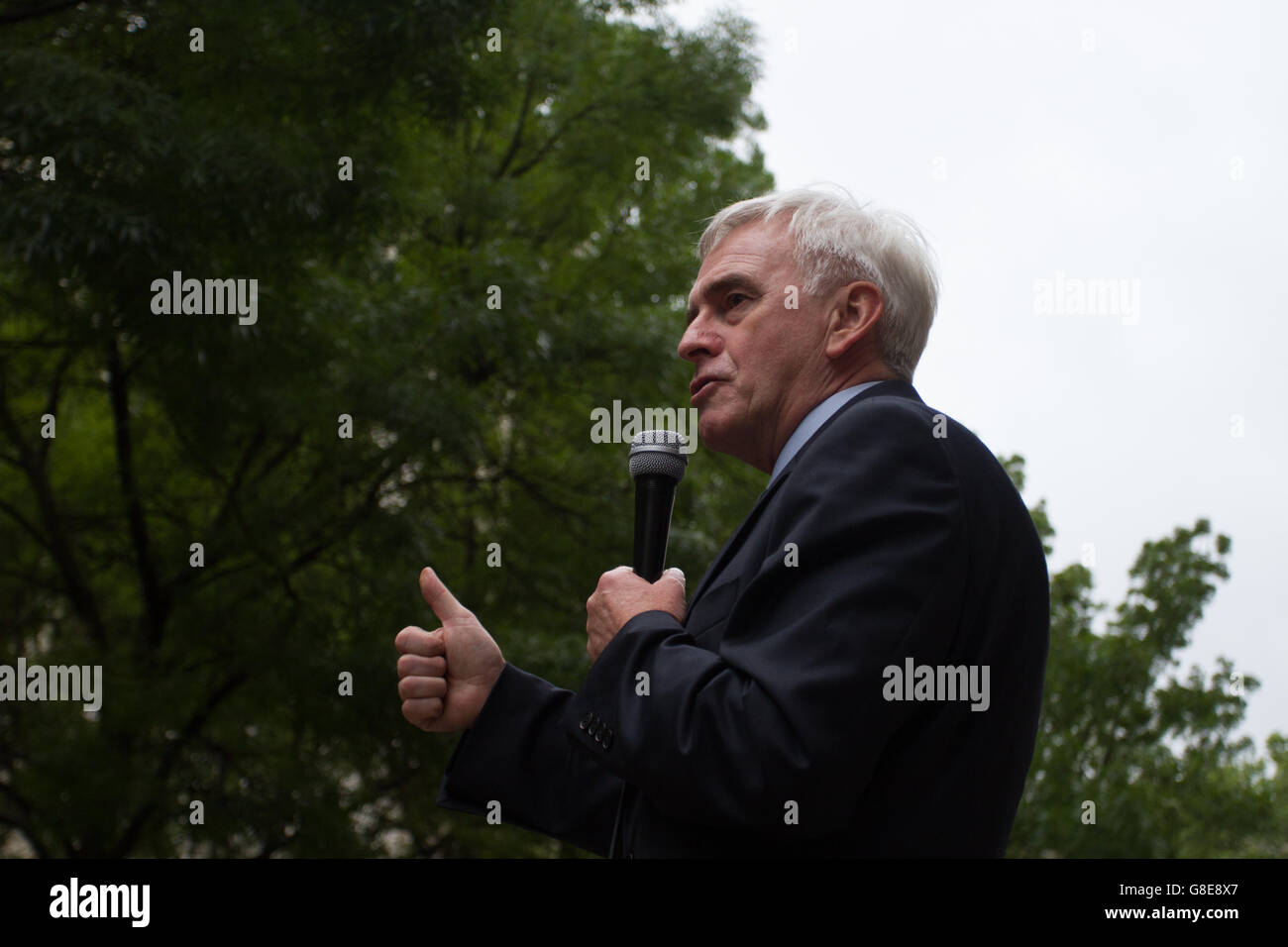 Londra, Inghilterra. Il 29 giugno 2016. Cancelliere ombra, John McDonell parlare prima di una pro-Corbyn folla fuori SOA university. Brayan Alexander Lopez Garzon/Alamy Live News Foto Stock