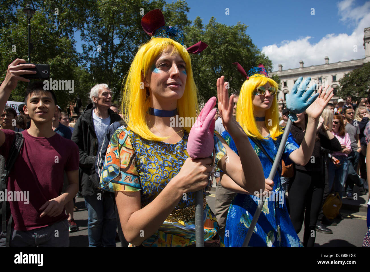 Londra, Regno Unito. 02Luglio, 2016. Decine di migliaia di persone si riuniscono nella piazza del Parlamento durante il mese di marzo per l'Europa contro Brexit dimostrazione a seguito di un "lascia" risultato nell'UE referendum il 2 luglio 2016 a Londra, Regno Unito. Il mese di marzo nella capitale riunisce i dimostranti provenienti da tutto il paese, arrabbiato con le bugie e disinformazione che la campagna di lasciare alimentato al popolo britannico durante il referendum sull'Unione europea. Dato che il voto è stato annunciato, non vi sono state dimostrazioni, proteste e infinite commento politico in tutte le forme di media. La metà del paese molto dispiaciuto con la resul Foto Stock