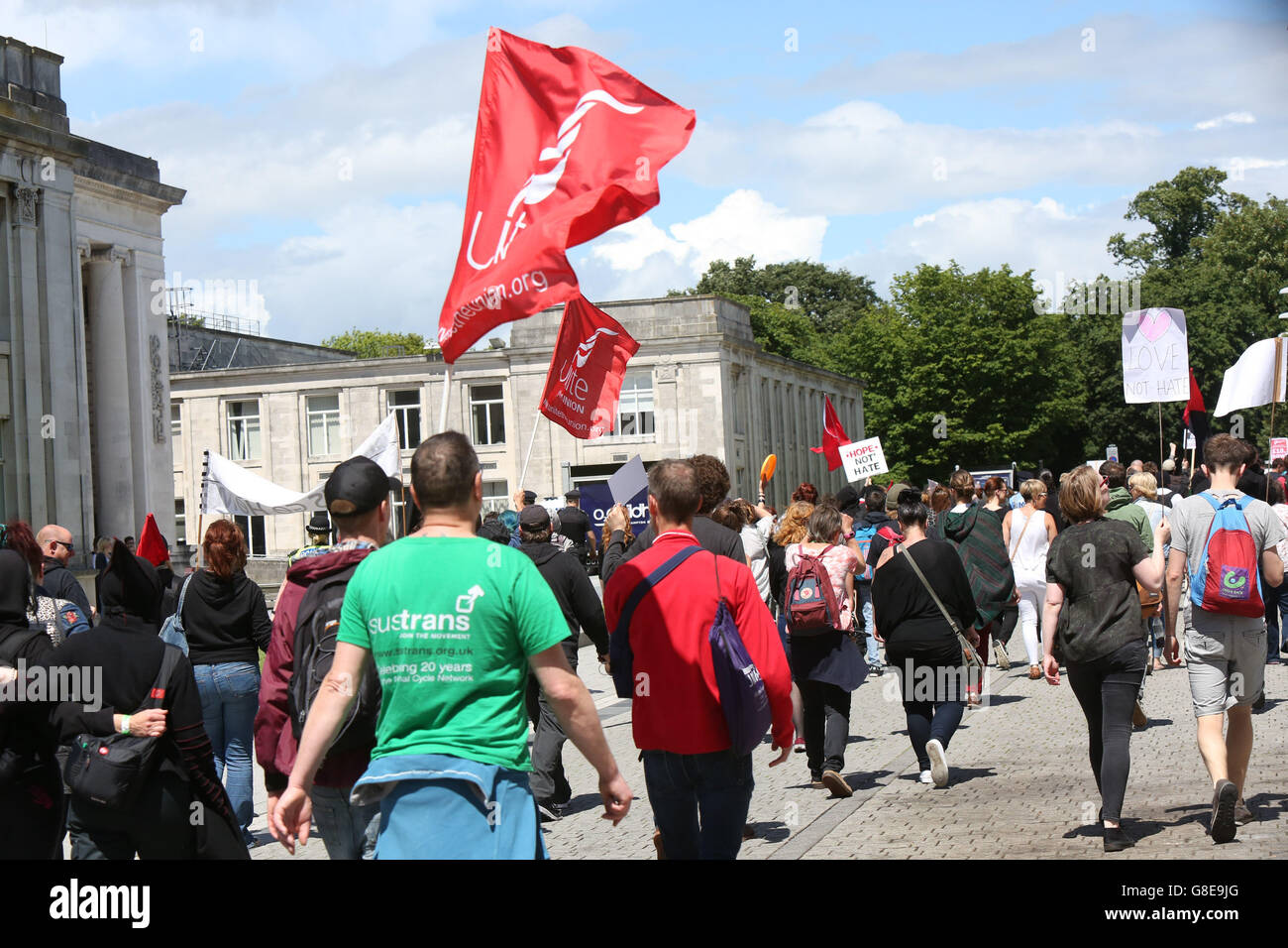 Southampton, Hampshire, Regno Unito. 2 Luglio, 2016. Centinaia di anti-razzista gli attivisti hanno dimostrato in Southampton oggi per opporsi a un progetto di estrema destra marcia attraverso la città. La gran evento tranquilla nel centro della città è stato incontrato con alcuni tafferugli tra forze di polizia e di sinistra e attivisti. Impugnavano la polizia manganelli e trattenuto i manifestanti in anticipo sulla data di arrivo prevista per gruppi nazionalisti all'Bargate. Ma la maggior parte ha riportato un "brillanti" atmosfera con canzoni e discorsi. Costa Sud di resistenza e di torta e Mash Squad non appaiono in numeri nonostante la pianificazione di un evento da festeggiare Brexit. © uknip Foto Stock