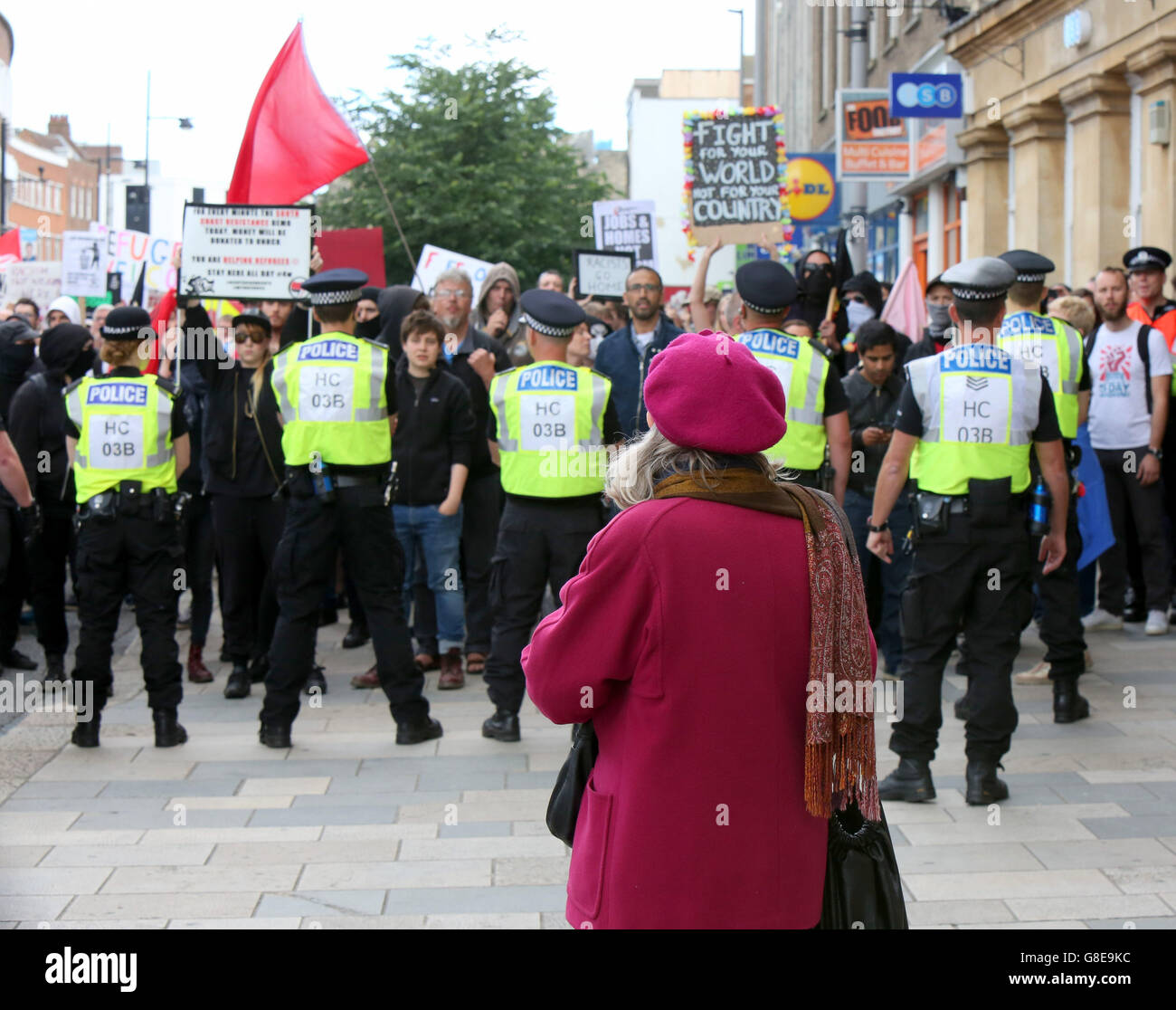 Southampton, Hampshire, Regno Unito. 2 Luglio, 2016. Centinaia di anti-razzista gli attivisti hanno dimostrato in Southampton oggi per opporsi a un progetto di estrema destra marcia attraverso la città. La gran evento tranquilla nel centro della città è stato incontrato con alcuni tafferugli tra forze di polizia e di sinistra e attivisti. Impugnavano la polizia manganelli e trattenuto i manifestanti in anticipo sulla data di arrivo prevista per gruppi nazionalisti all'Bargate. Ma la maggior parte ha riportato un "brillanti" atmosfera con canzoni e discorsi. Costa Sud di resistenza e di torta e Mash Squad non appaiono in numeri nonostante la pianificazione di un evento da festeggiare Brexit. © uknip Foto Stock