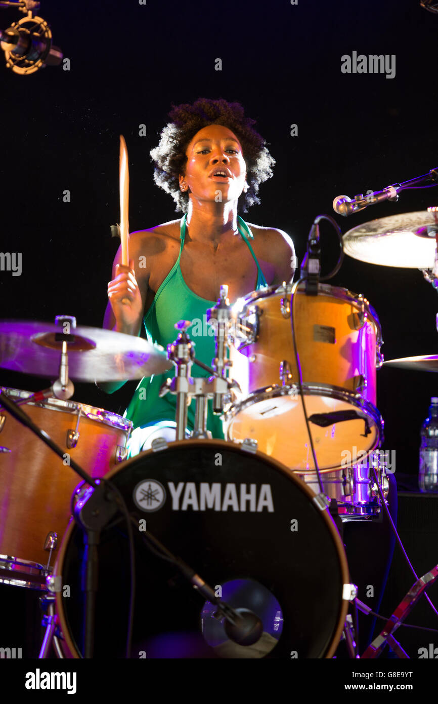 Coventry, West Midlands, Regno Unito. 2 Luglio, 2016. Regno Unito. Il Tuts, 3 pezzi indie ragazza punk band da Hayes, Londra, eseguire nel ritmo tenda alla Godiva Festival in War Memorial Park, Coventry. Credito: Colin Underhill/Alamy Live News Foto Stock