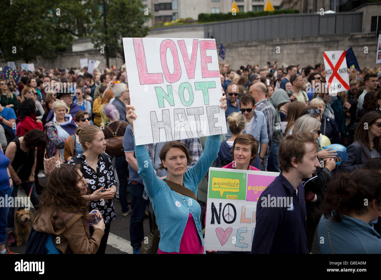 Protester detiene un 'amore nota odio' cartellone a marzo per l'Europa, 2 luglio 2016. Foto Stock