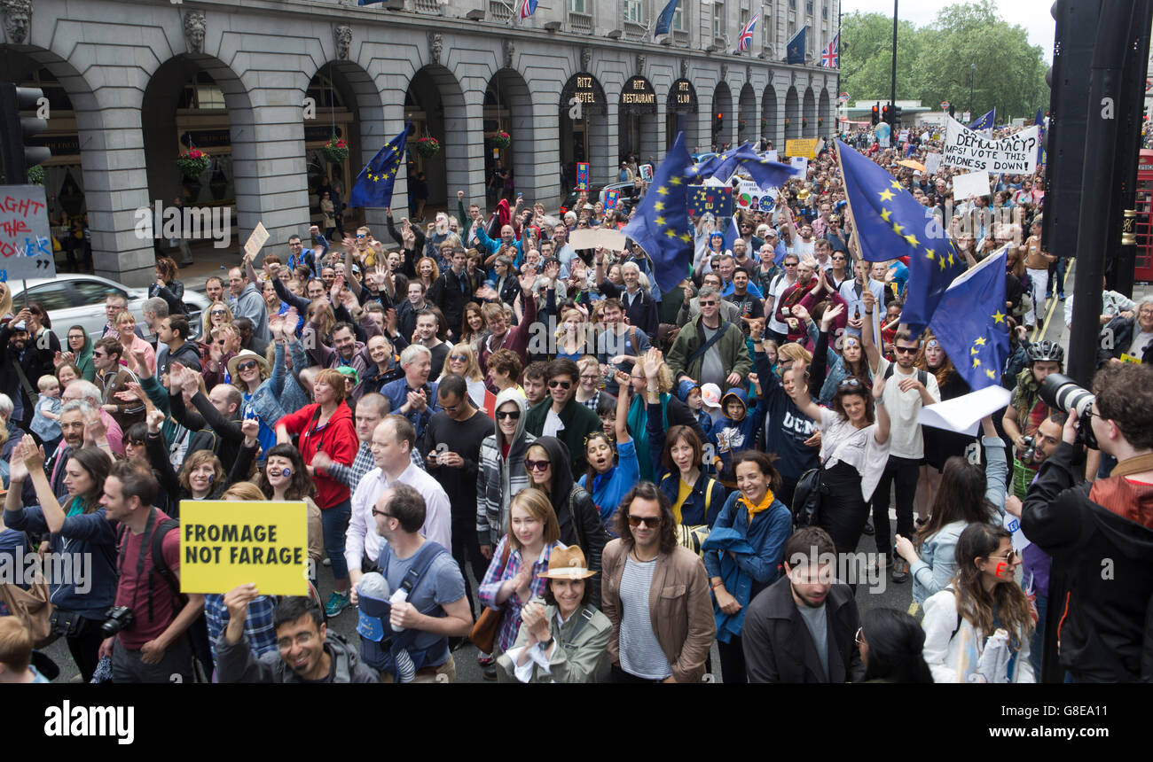 Londra, Regno Unito. 2 Luglio, 2016. Decine di migliaia di persone in corteo attraverso il centro di Londra per esprimere solidarietà con l'Unione europea. Il mese di marzo ha seguito un referendum nazionale dell'adesione della Gran Bretagna all'Unione europea il suo giovedì, 23 giugno 2016. Credito: Marc Gascoigne/Alamy Live News Foto Stock