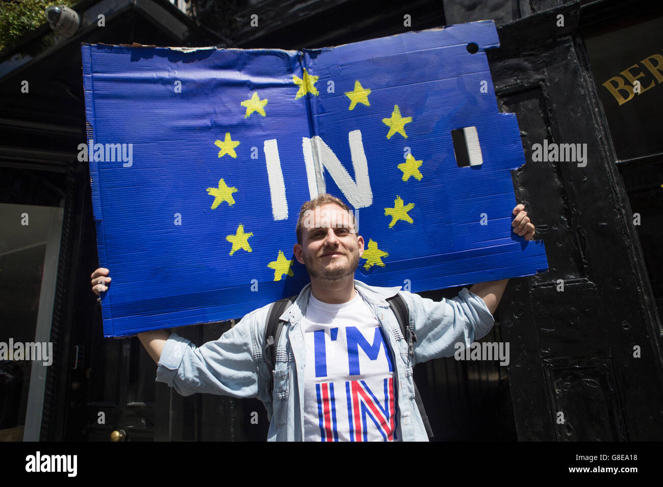 Protester in una più forte in maglietta, marzo per l'Europa, Londra, UK, 2 luglio 2016. Foto Stock