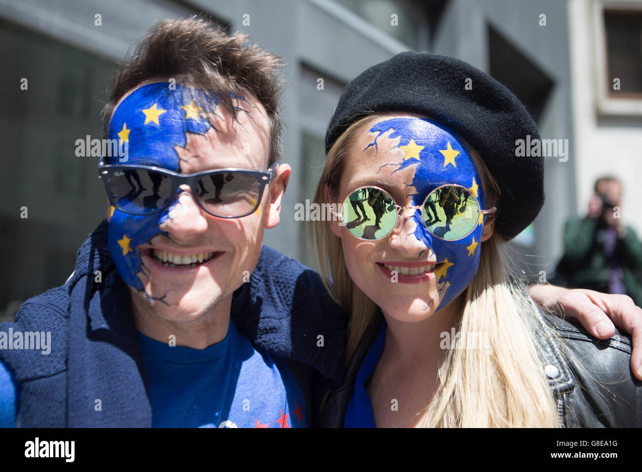 Si accoppiano con corrispondenti bandiera UE faccia la vernice, marzo per l'Europa, Londra, UK, 2 luglio 2016. Foto Stock