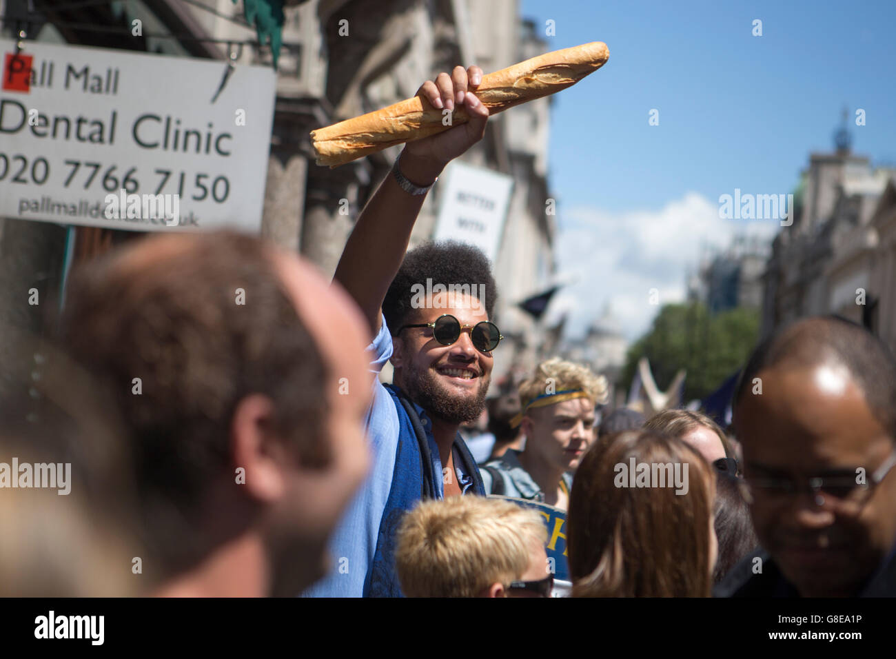Protester canta "baguette non si rammarica dell' in marzo per l'Europa, Londra, UK, 2 Luglio 2016 Foto Stock