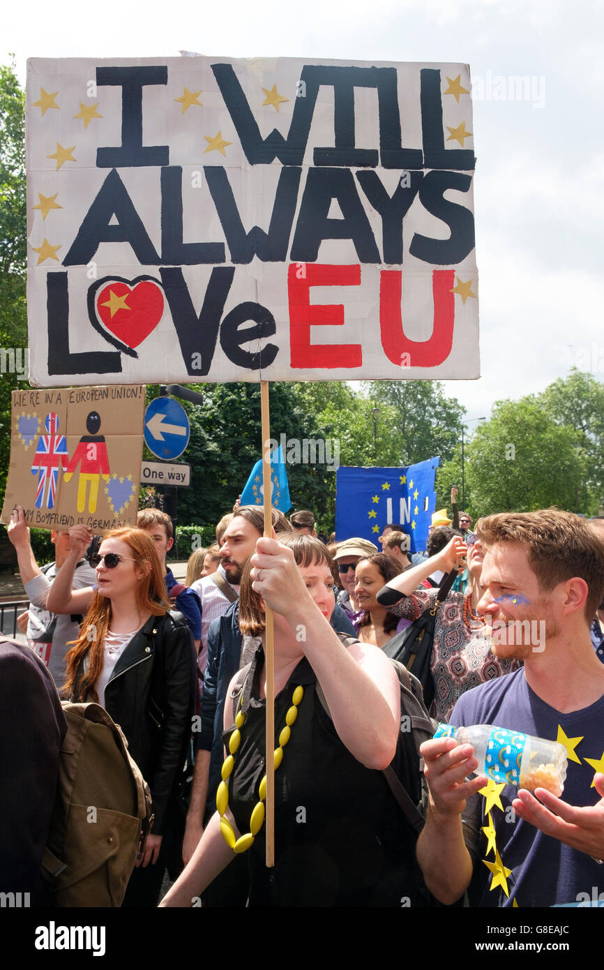 Londra, UK, 2 Luglio 2016: manifestanti in marzo per l'Europa dimostrazione esprimendo il loro sostegno per il Parlamento di ribaltamento del Brexit UE risultato del referendum - banner che dichiara "mi amerete sempre UE' Credit: Scott Hortop / Alamy Live News Foto Stock