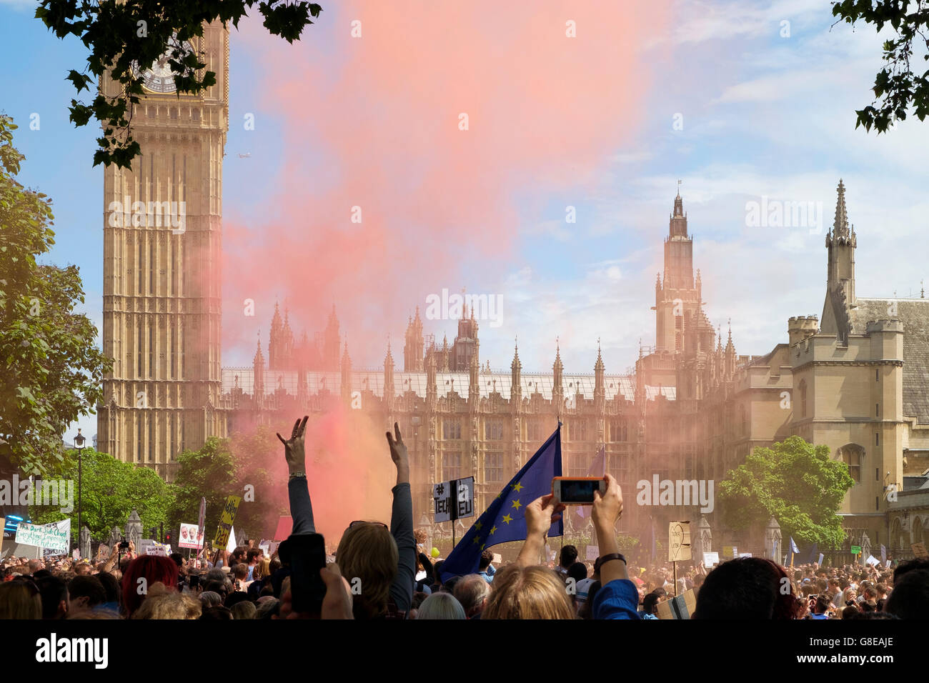 Londra, UK, 2 Luglio 2016: folle di manifestanti in marzo per l'Europa dimostrazione presso la piazza del Parlamento l'impostazione off razzi di esprimere il loro sostegno per il Parlamento di ribaltamento del Brexit UE risultato del referendum. Credito: Scott Hortop / Alamy Live News Foto Stock