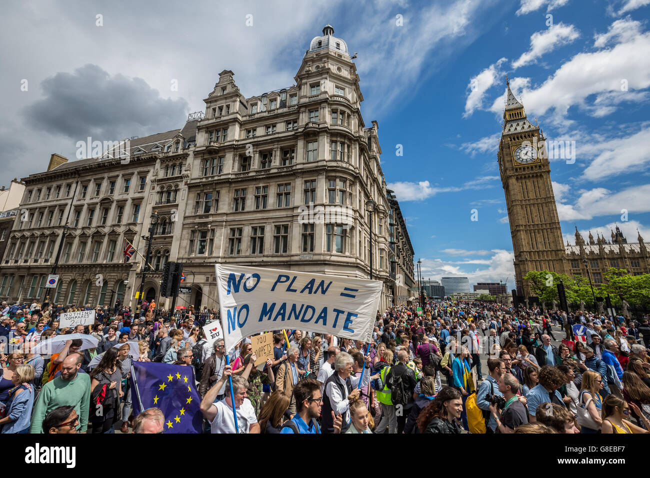 Londra, Regno Unito. 2 Luglio, 2016. 'Marco per l'Europa" protesta contro l'UE Brexit referendum ha visto decine di migliaia di anti-Brexit manifestanti hanno marciato attraverso il centro di Londra al rally di Westminster la piazza del Parlamento Credit: Guy Corbishley/Alamy Live News Foto Stock
