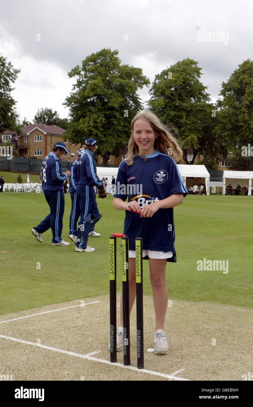 Cricket - totesport National Cricket League - Divisione due - Surrey Lions contro Warwickshire Bears - Whitgift School. La mascotte dei Lions di Surrey mette in posto le bails Foto Stock