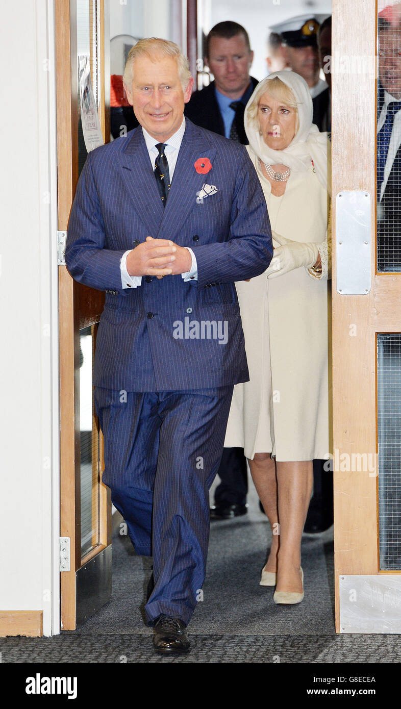Il Principe del Galles e la Duchessa di Cornovaglia camminano nel Terminal VIP, dopo essere arrivati in aereo all'Aeroporto di Wellington, per iniziare un tour di una settimana della Nuova Zelanda prima di viaggiare per l'Australia il prossimo Martedì. Foto Stock