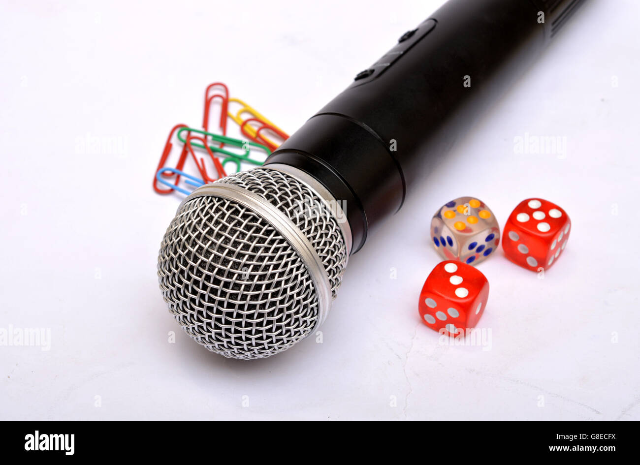 Microfono con carta i perni di trattenimento e dado - oratore motivazionale. Foto Stock