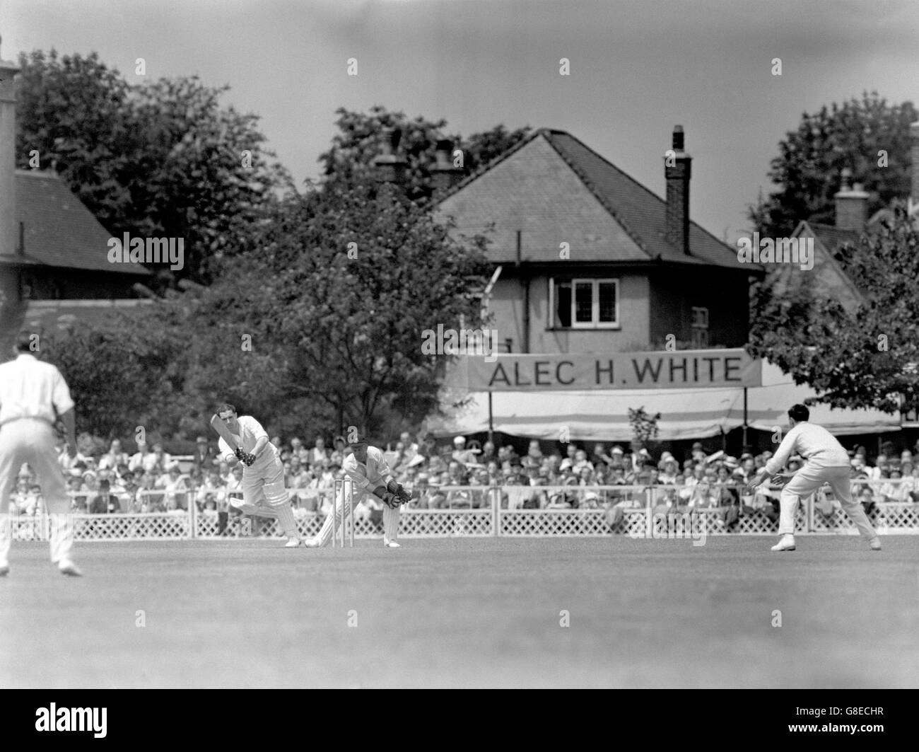 Alan Townsend (c, l) del Warwickshire aggancia la palla dalle sue piazzole, guardato dal wicketkeeper dell'Essex Tom Wade (c, r) Foto Stock