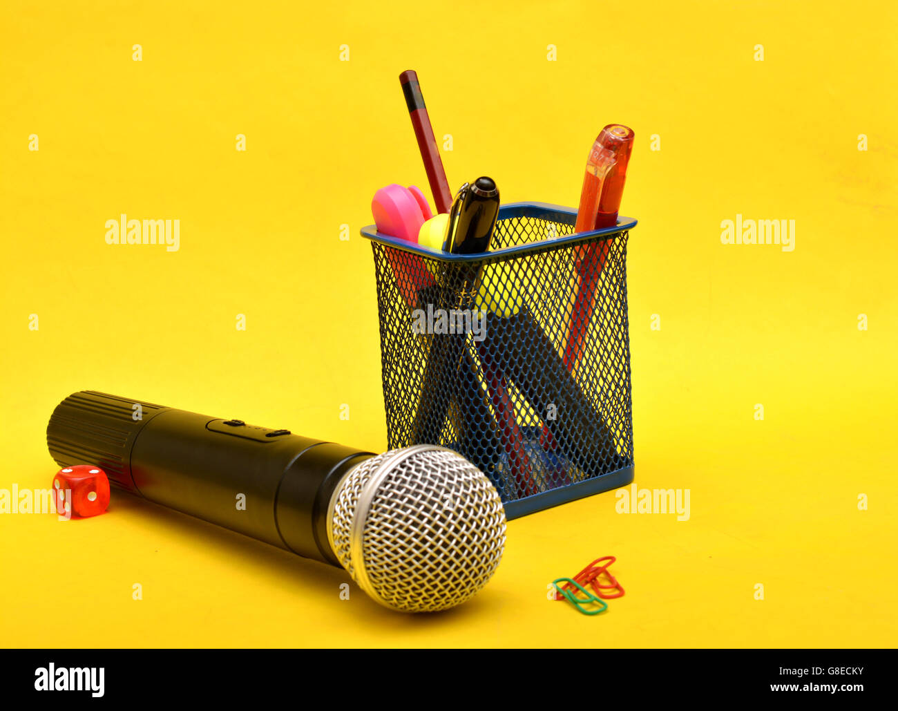 Microfono con carta i perni di trattenimento e articoli di cartoleria box - oratore motivazionale. Foto Stock