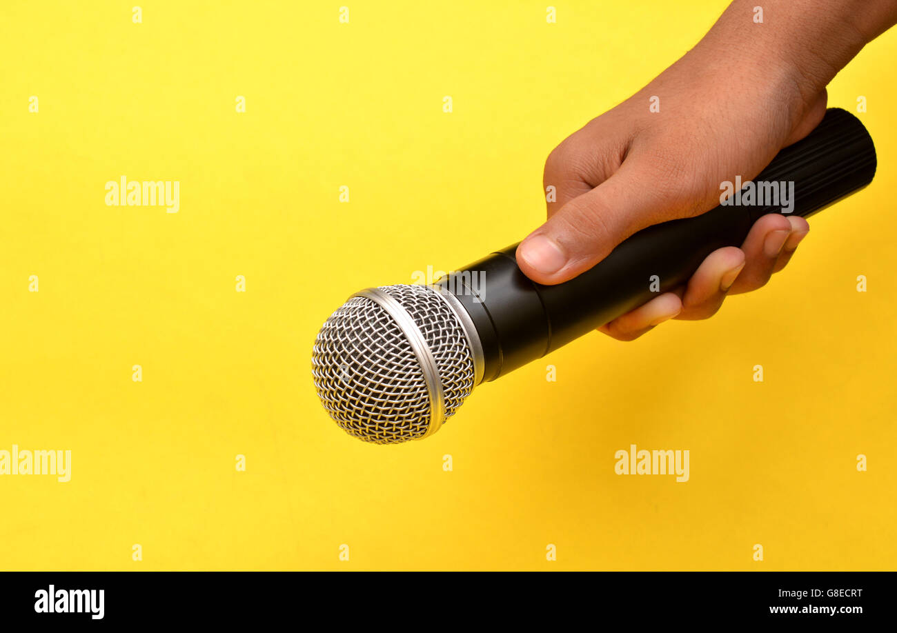 Professional holding microfono in mano mentre dando discorso motivazionale. Foto Stock