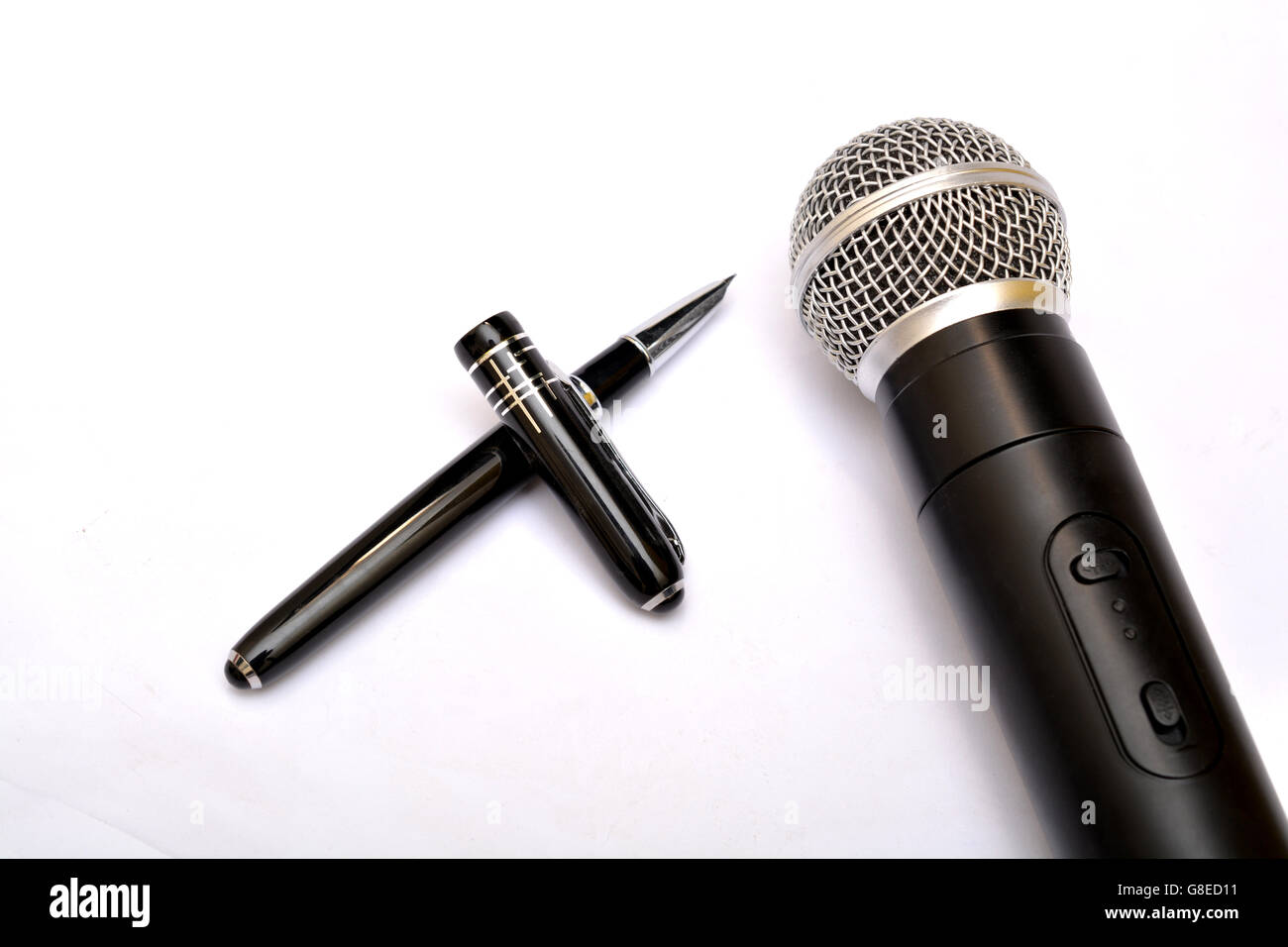 Microfono wireless e penna stilografica isolati su sfondo bianco. Foto Stock