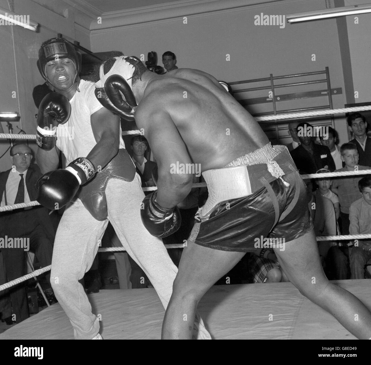 Muhammad Ali, il campione del mondo dei pesi massimi, spara con Harvey Jones al Load of Hay Gym di Londra. Ali è in preparazione finale per il suo titolo di difesa contro Brian London britannico a Earls Court, Londra, il 6 agosto. Foto Stock