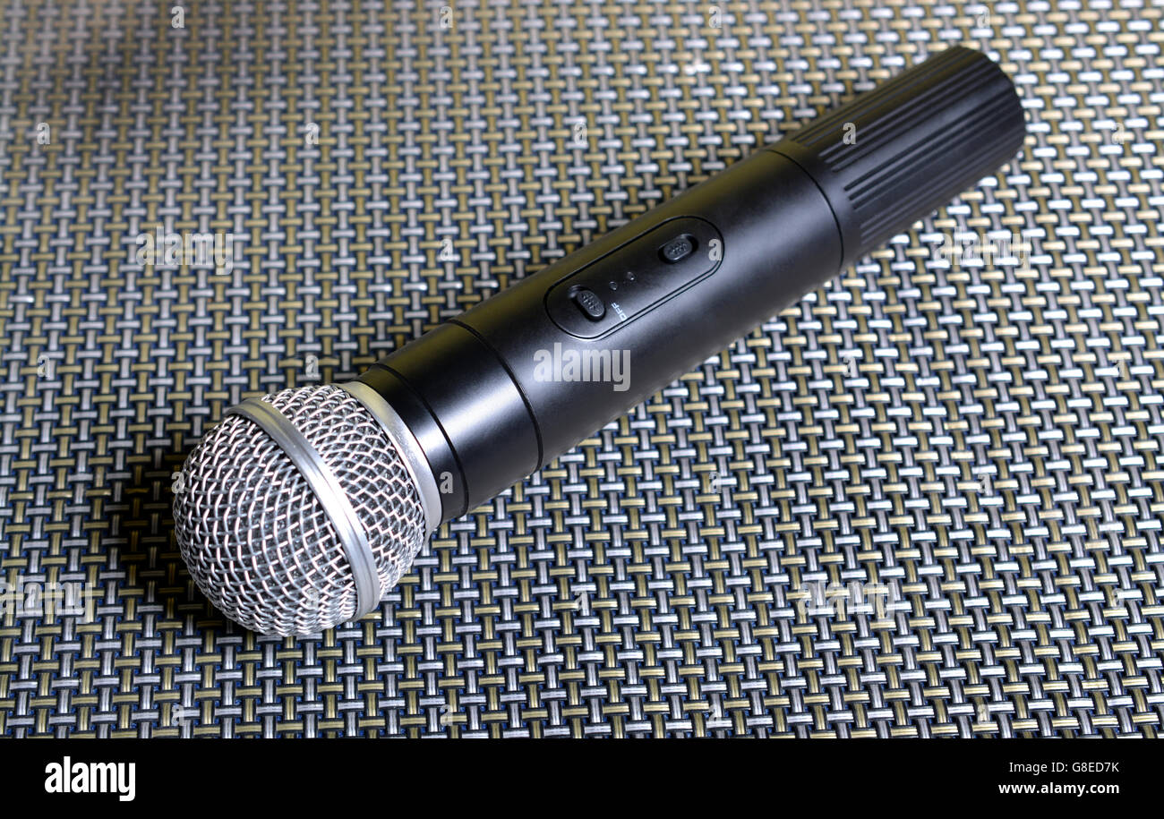 Microfono wireless su uno sfondo bianco - oratore motivazionale concetto. Foto Stock