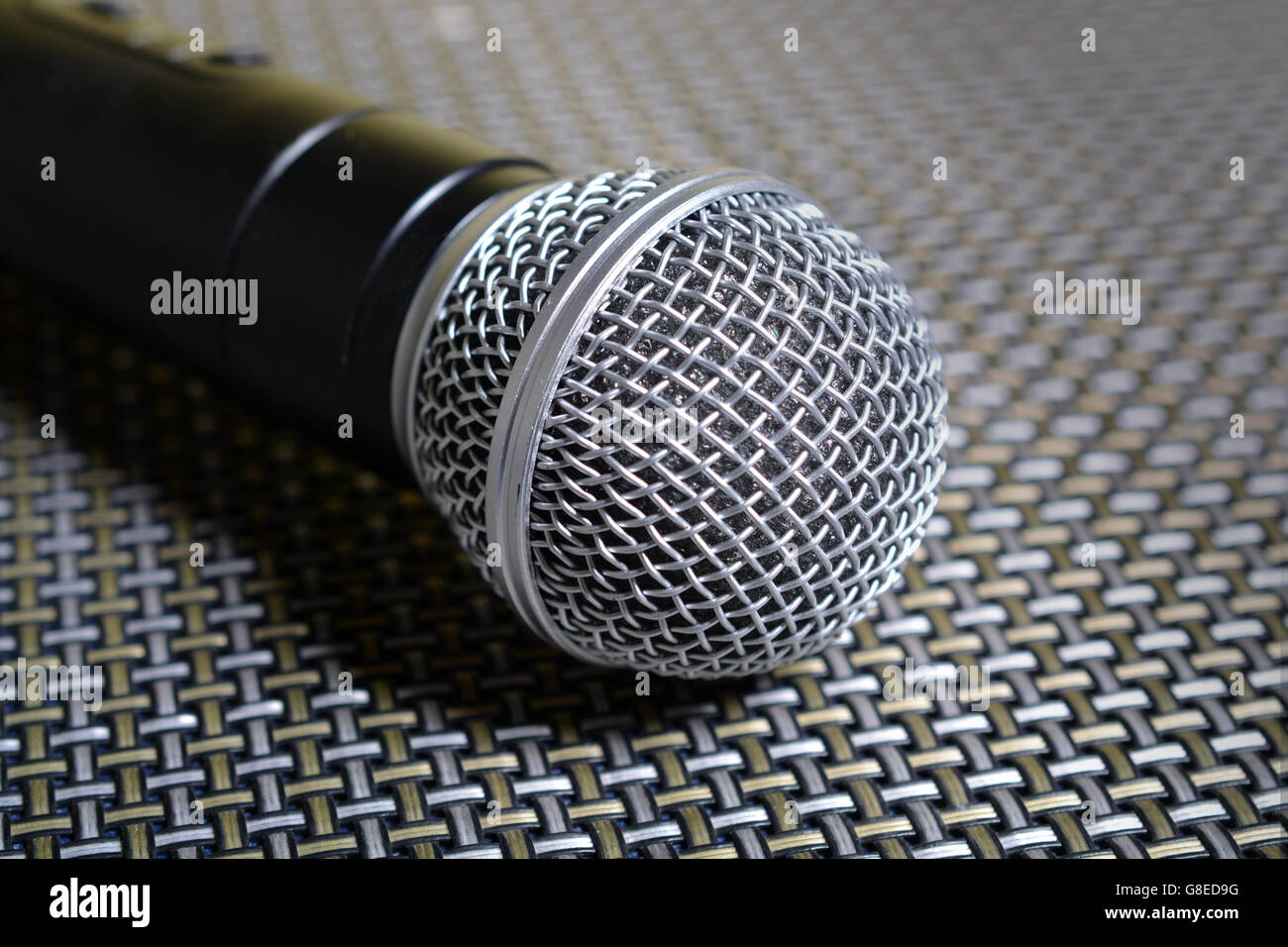 Microfono wireless su uno sfondo bianco - oratore motivazionale concetto. Foto Stock