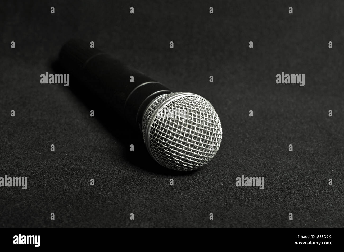 Microfono wireless su uno sfondo bianco - oratore motivazionale concetto. Foto Stock