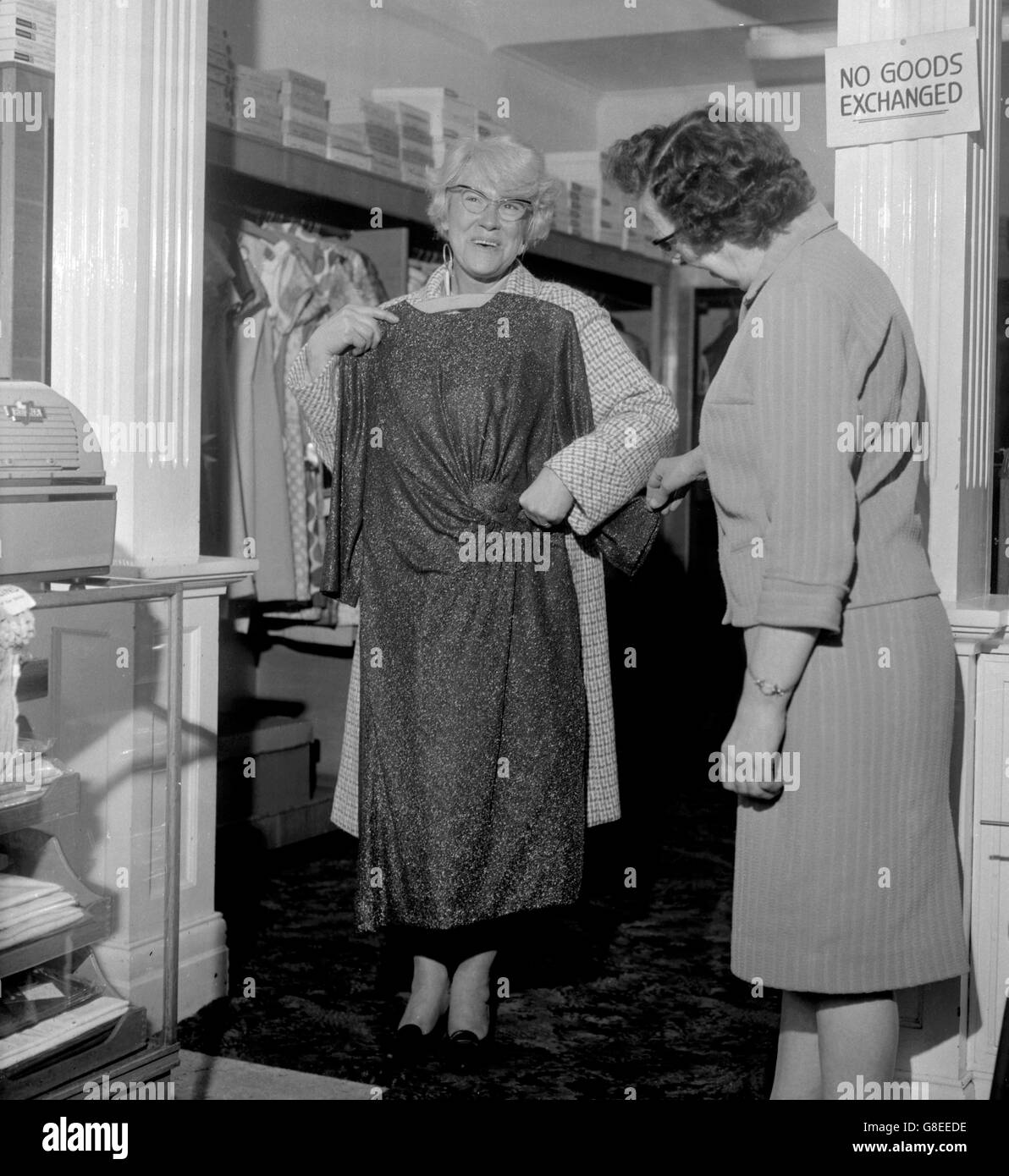 Elizabeth Charlton, madre dell'Inghilterra dei fratelli Charlton Jack e Bobby, sceglie un abito - appropriatamente uno zoppo d'oro - in un negozio locale ad Ashington, Northumberland, pronto per quello che spera sarà la vittoria dei Mondiali di domani sera. La signora Charlton, 53 anni, sarà alla finale della Coppa del mondo a Wembley ed è convinta che sarà una giornata d'oro per i suoi ragazzi. Foto Stock