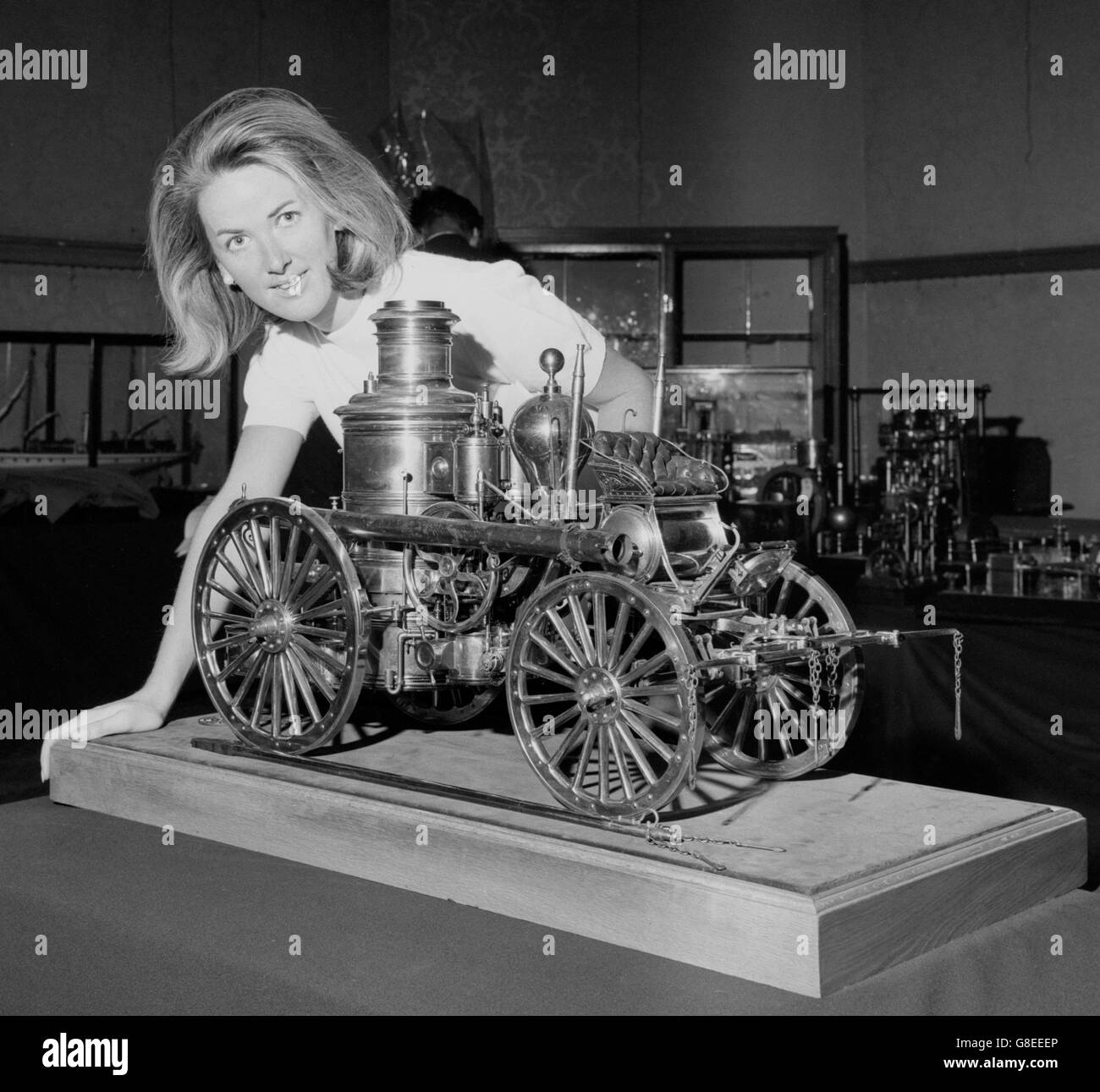 Tra i modelli che saranno offerti per la vendita a Christie's in King's Street, Londra, ci sarà questo modello da 28 pollici di un motore americano trainato da cavalli come usato a Manchester, New Hampshire, nel 1870. Il modello è stato costruito da W.A.M. Scott, circa 1890. Accanto al modello si trova Carolyn Neilson, di Chelsea, Londra. Foto Stock