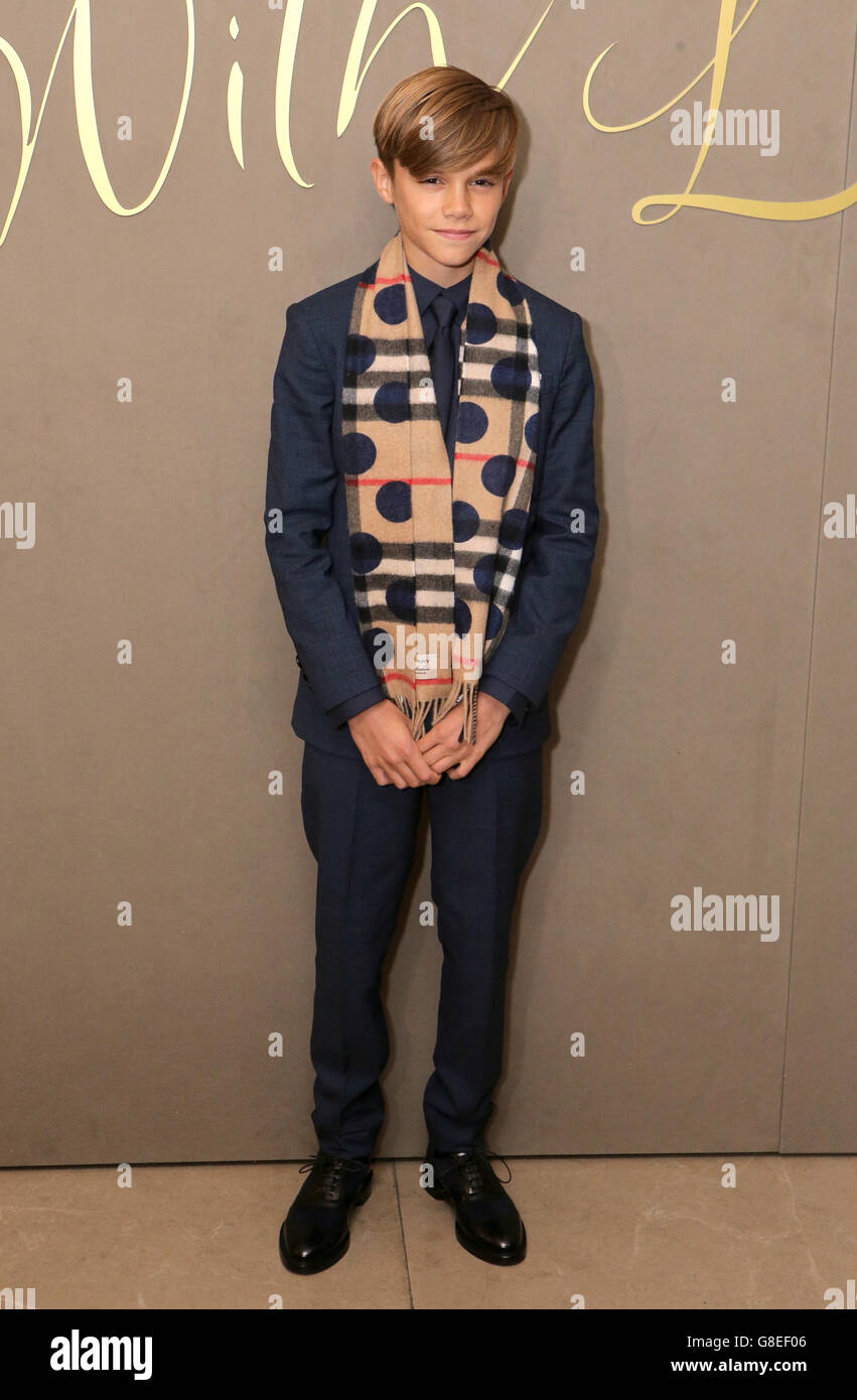 Romeo Beckham arriva per la prima del film natalizio Burberry, ospitato da Christopher Bailey e Elton John a Burberry, Regent Street, Londra. Foto Stock