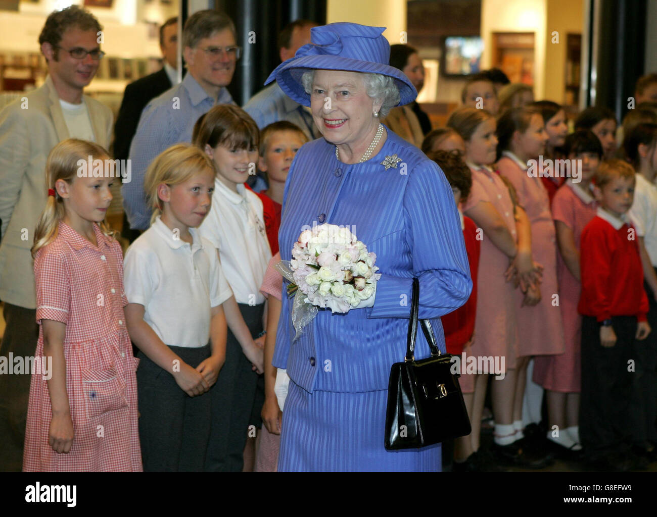 La Regina Elisabetta II della Gran Bretagna passa i bambini delle scuole locali. Assemblando alcuni dei suoi migliori dipinti e disegni anatomici, la mostra esplora l'ambiente sociale, culturale e intellettuale in cui sono stati prodotti. Foto Stock