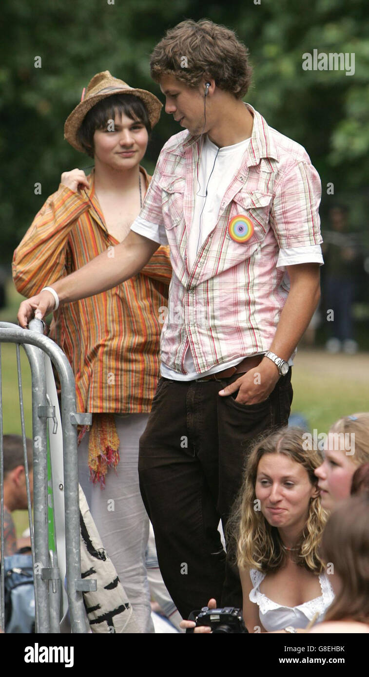 Il primo arrivo dei festeggiatori si godono come iniziano la coda fuori dall'ingresso di Hyde Park per il concerto Live8. Foto Stock