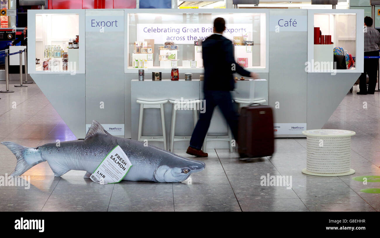 Un passer-by guarda all'Export Cafe di Heathrow - un'installazione unica che mostra oltre 25 delle esportazioni di piccole imprese del Regno Unito all'Heathrow Terminal 5, Greater London. Foto Stock