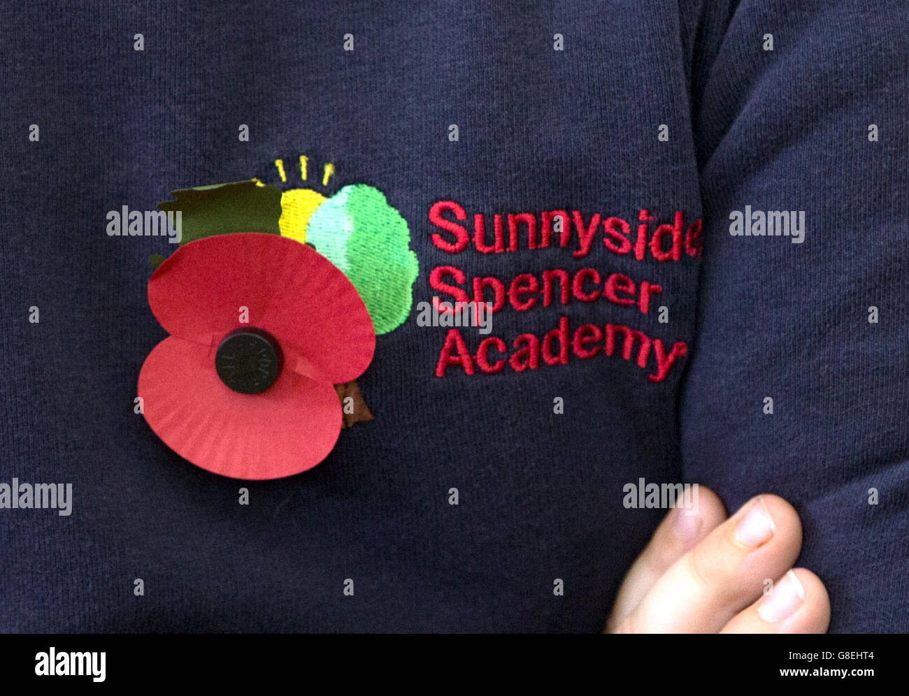 Due minuti di silenzio sono osservati dagli alunni alla Sunnyside Spencer Academy di Nottingham per celebrare il giorno dell'Armistizio, l'anniversario della fine della prima guerra mondiale. Foto Stock