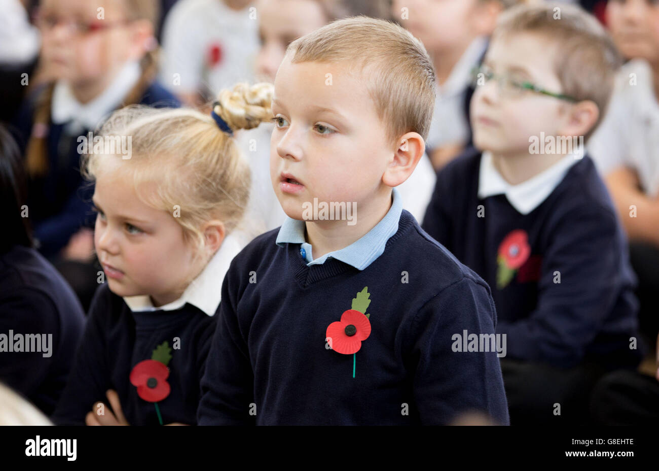 Due minuti di silenzio sono osservati dagli alunni alla Sunnyside Spencer Academy di Nottingham per celebrare il giorno dell'Armistizio, l'anniversario della fine della prima guerra mondiale. Foto Stock
