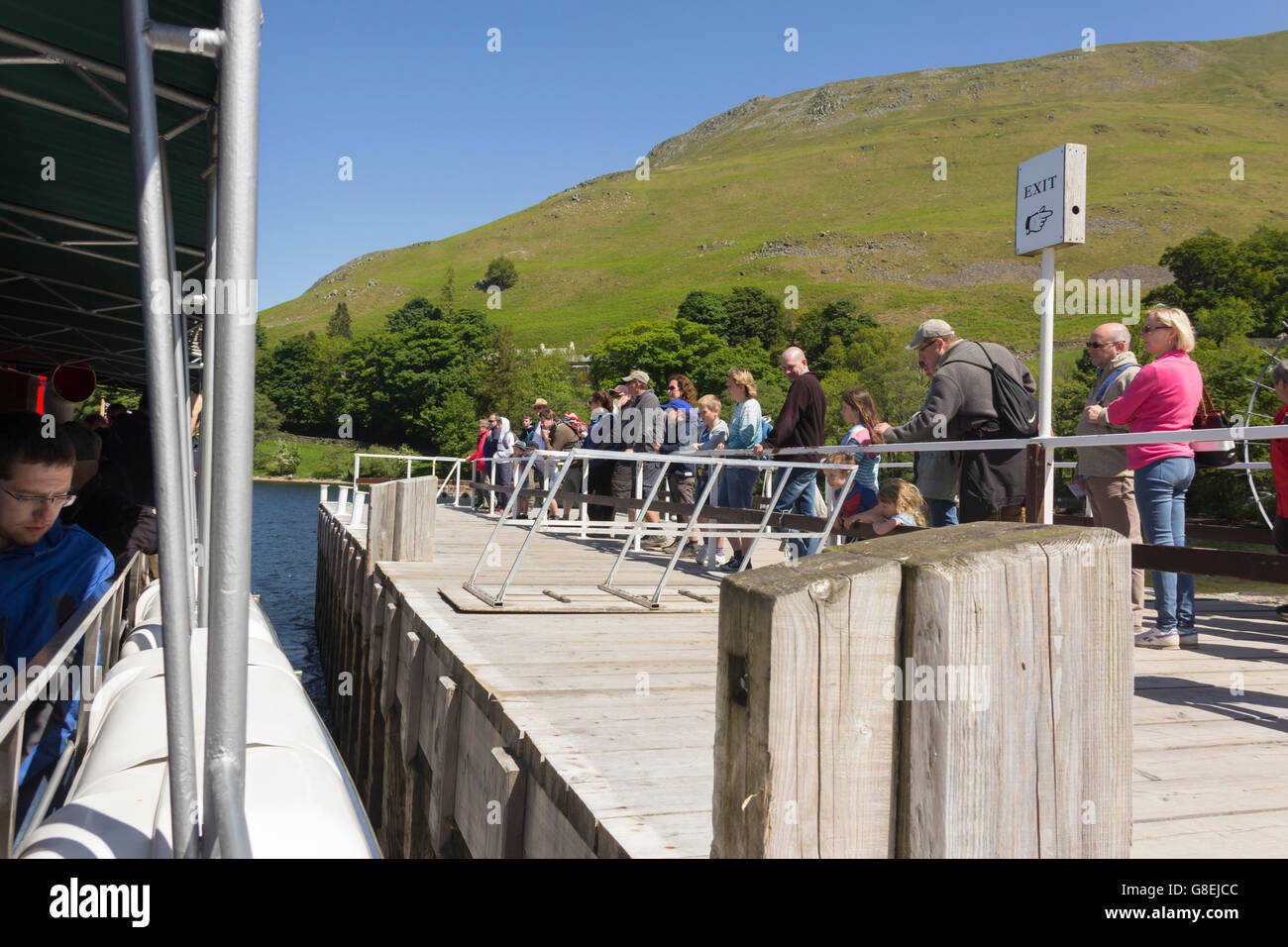 I passeggeri si raccolgono sull'Ullswater piroscafi Howtown pier, Cumbria, pronto per l'arrivo del sistema di cottura a vapore a vela per Glenridding. Foto Stock