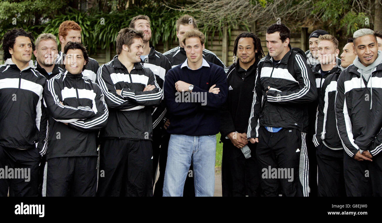 Il principe William si pone con la squadra All Blacks durante una visita alla squadra neozelandese durante una sessione di allenamento. Foto Stock