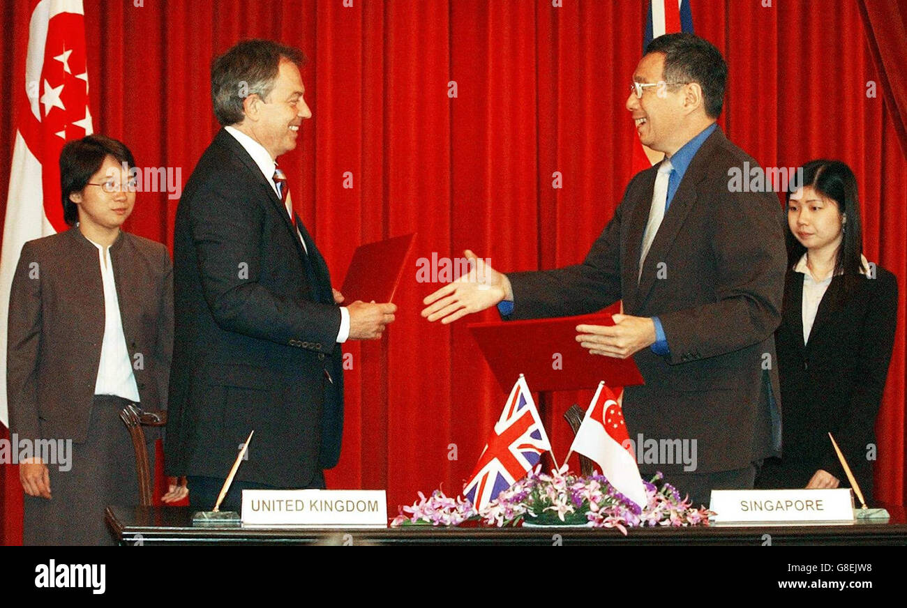 Il primo ministro britannico Tony Blair e il suo omologo singaporiano Lee Hsien Loong firmano una dichiarazione congiunta di collaborazione che promuove la cooperazione in campo scientifico, ingegneristico e tecnologico tra i due paesi. Foto Stock