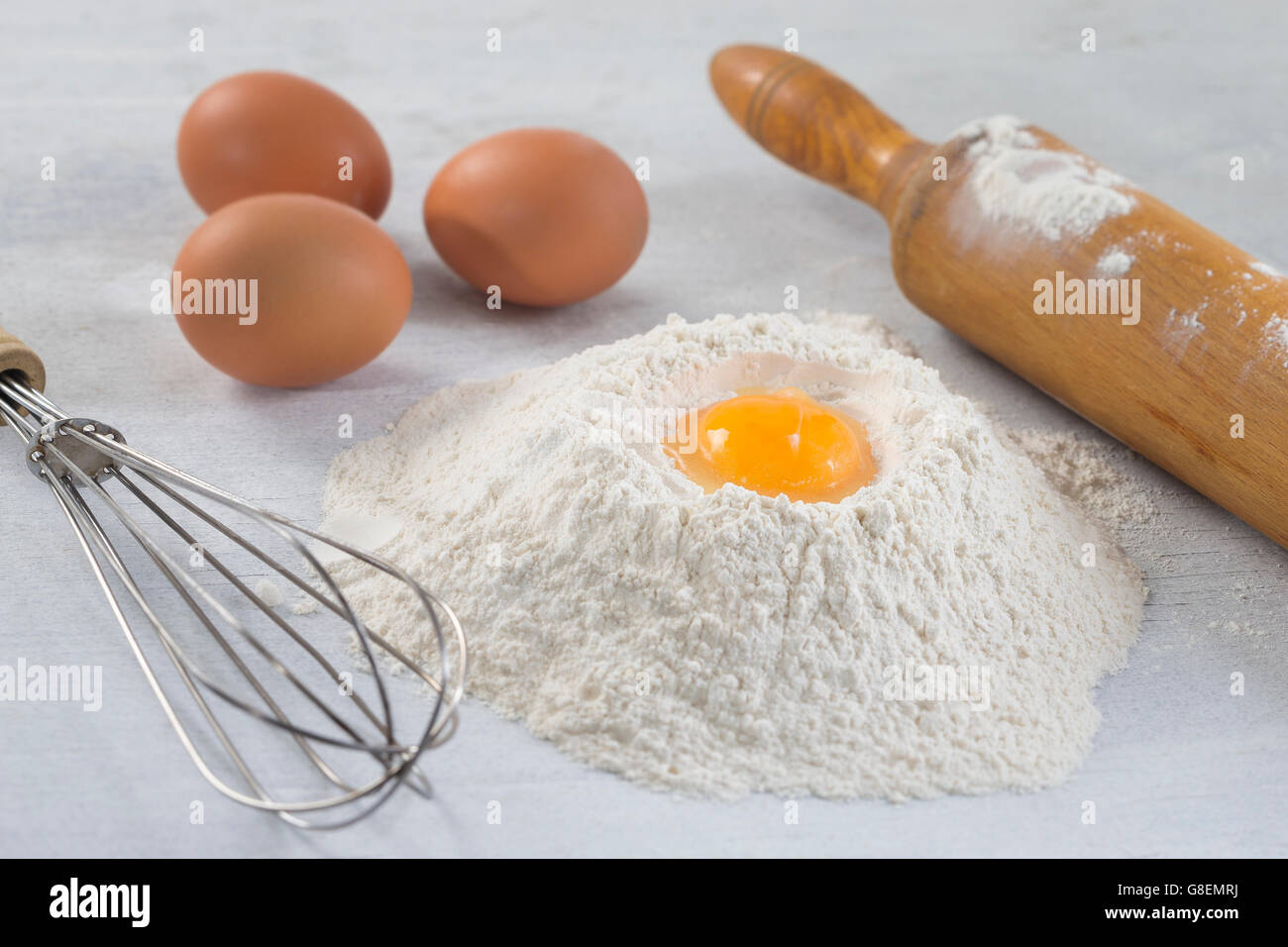 Uova, farina, burro e utensili da cucina Foto Stock