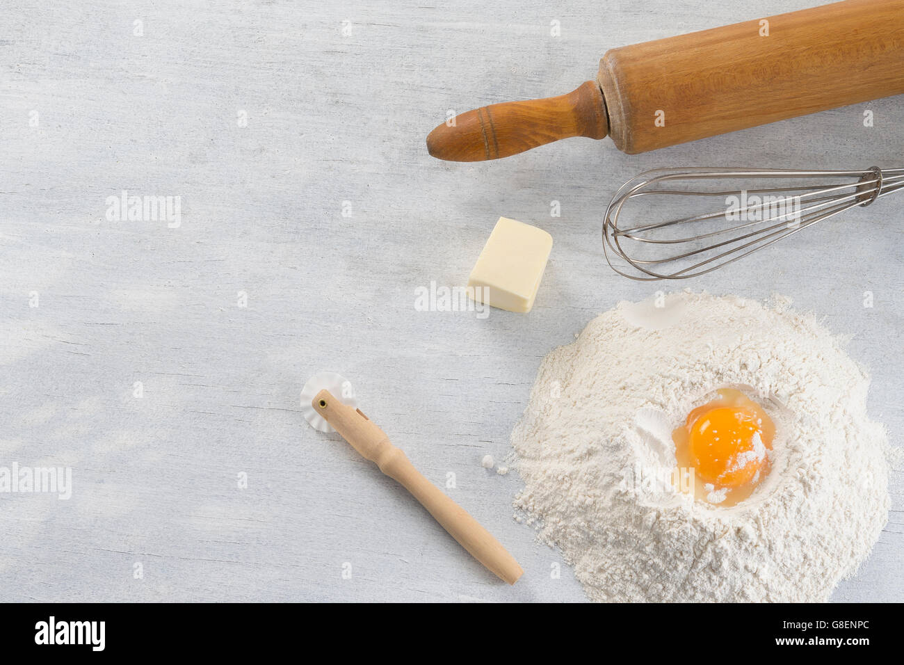 Uova, farina, burro e utensili da cucina Foto Stock
