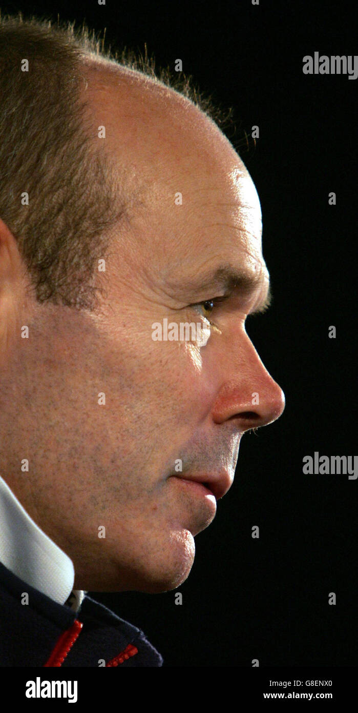 Il coach dei Lions britannici e irlandesi Sir Clive Woodward annuncia il suo team di fronte agli All Blacks di Auckland sabato, presso il Museo Marittimo di Auckland. Foto Stock