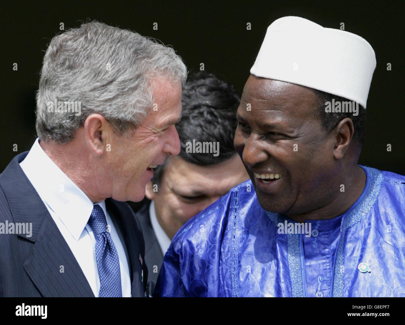 Il presidente degli Stati Uniti George W. Bush parla con il capo della Commissione dell'Unione Africana Alpha Oumar Konare mentre arrivano per una foto di famiglia alla fine del vertice del G8. Foto Stock