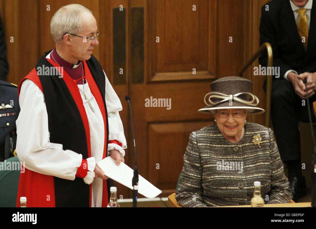 La Regina Elisabetta II ascolta il discorso dell'arcivescovo di Canterbury il Reverendissimo Justin Welby presso la Church House, dopo un servizio per l'inaugurazione del decimo Sinodo Generale, presso Westminster Abbey a Londra. Foto Stock