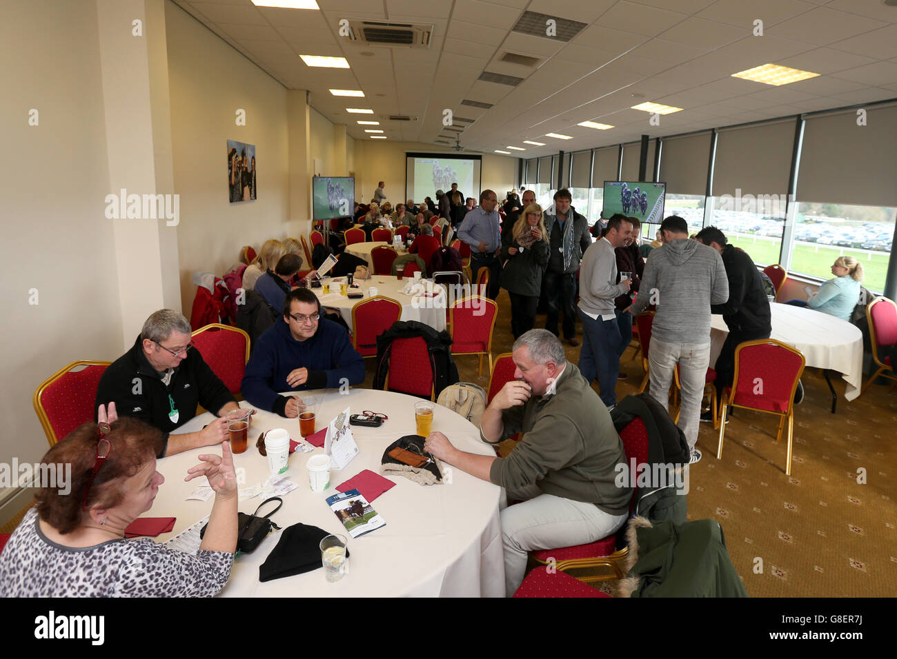 Exeter Racecourse - Higos Insurance Services Devon Day. I Racegoers godono dell'ospitalità offerta nella Iddesleigh Gallery Foto Stock