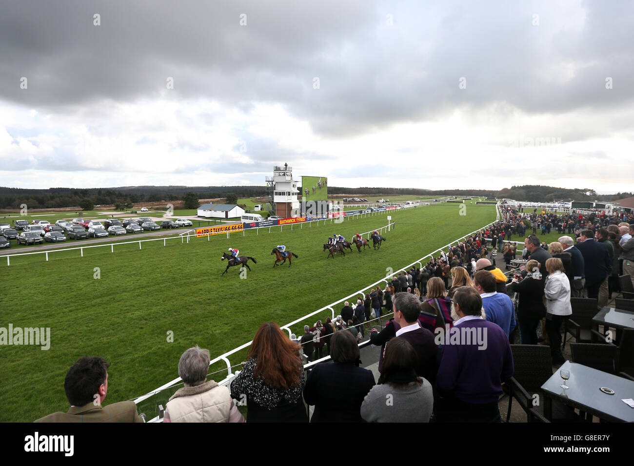 Exeter Racecourse - Higos Insurance Services Devon Day. I Racegoers godono della vista offerta dal balcone Haldon Stand Foto Stock