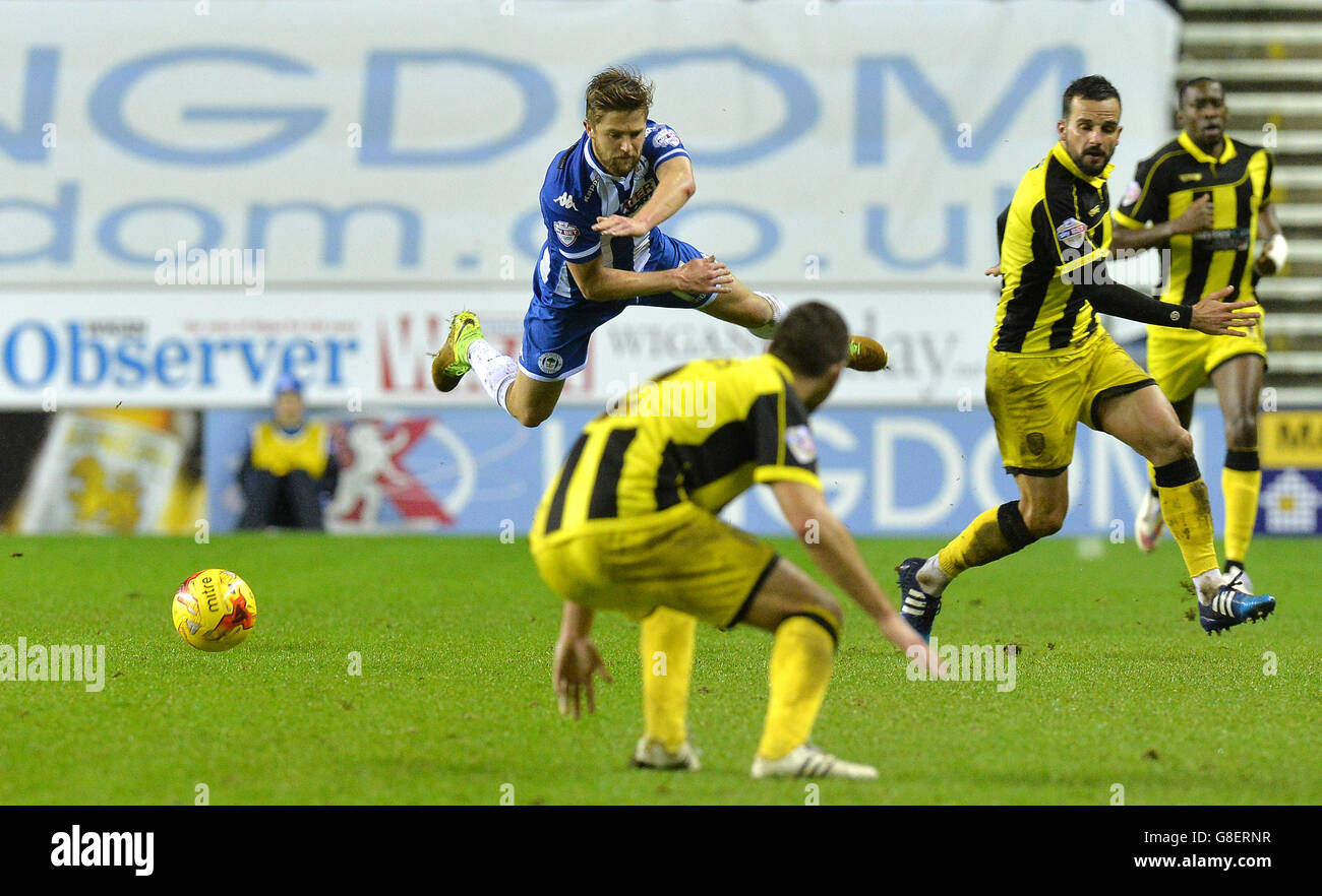 Michael Jacobs di Wigan Athletic combatte per la palla con Robbie Weir di Burton Albion (a destra), durante la partita Sky Bet League One al DW Stadium di Wigan. Foto Stock