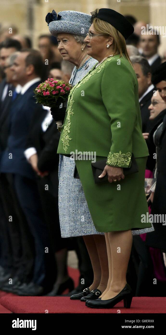 La regina Elisabetta II viene accolta dal presidente maltese Marie Louise Coleiro mentre arriva a San Anton Palace ad Attard per l'incontro dei Capi di Stato del Commonwealth (CHOGM) a Malta. Foto Stock