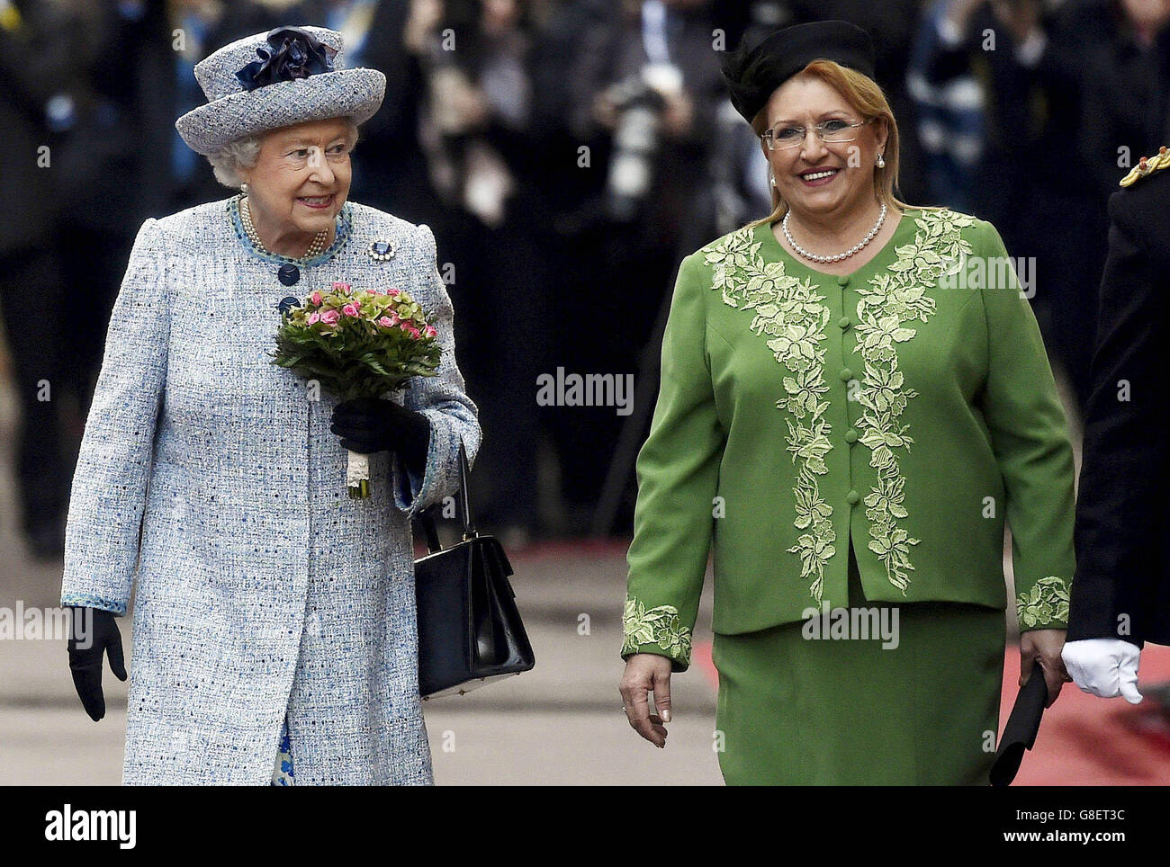 La regina Elisabetta II viene accolta dal presidente maltese Marie Louise Coleiro mentre arriva a San Anton Palace ad Attard per l'incontro dei Capi di Stato del Commonwealth (CHOGM) a Malta. Foto Stock