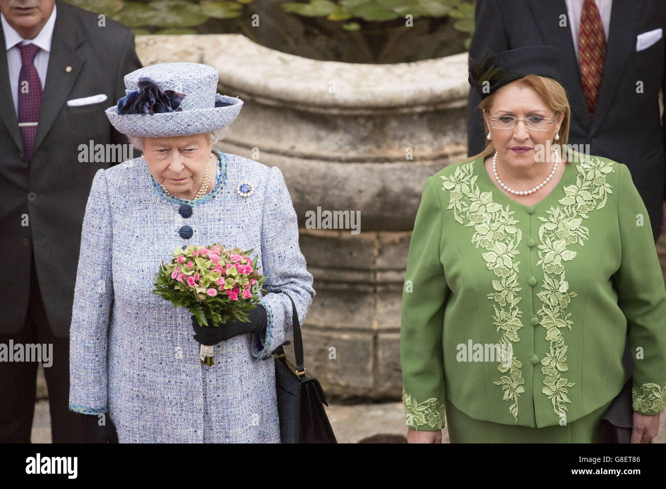 La regina Elisabetta II e il presidente maltese Marie Louise Coleiro durante la cerimonia ufficiale di benvenuto quando arriva a San Anton Palace ad Attard per la sua visita all'isola di Malta. Foto Stock