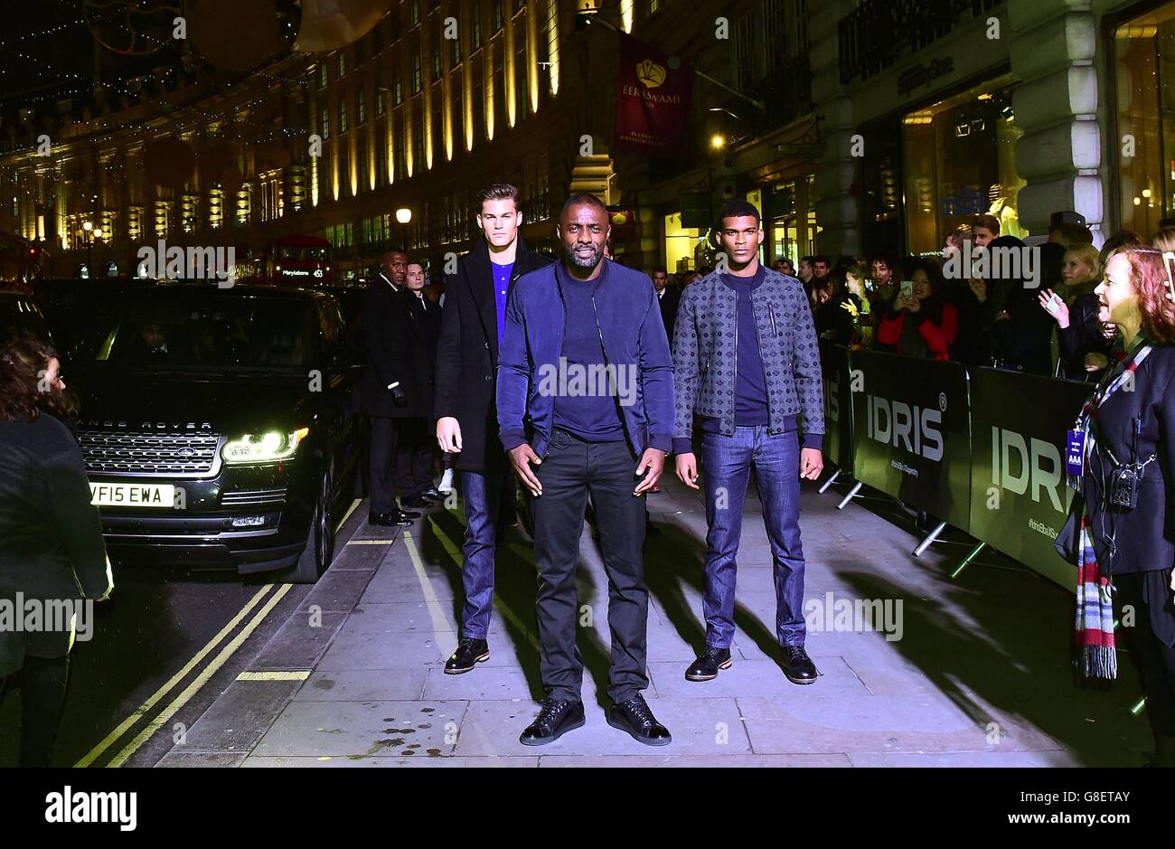 Idris Elba (centro) partecipa alla festa di lancio della collezione premium di abbigliamento maschile Superdry Elba, presso Superdry Regent Street a Londra. Foto Stock