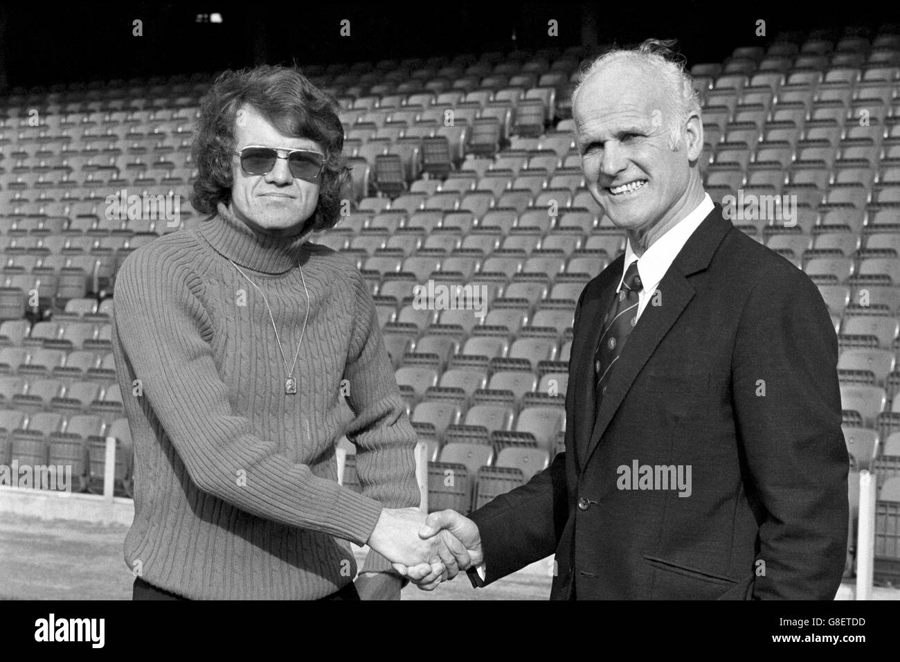 Calcio - Football League Divisione uno - Chelsea - Stamford Bridge. Il nuovo manager del Chelsea Ron Suart (r) scuote le mani con il suo allenatore di prima squadra Eddie McCreadie (l) Foto Stock