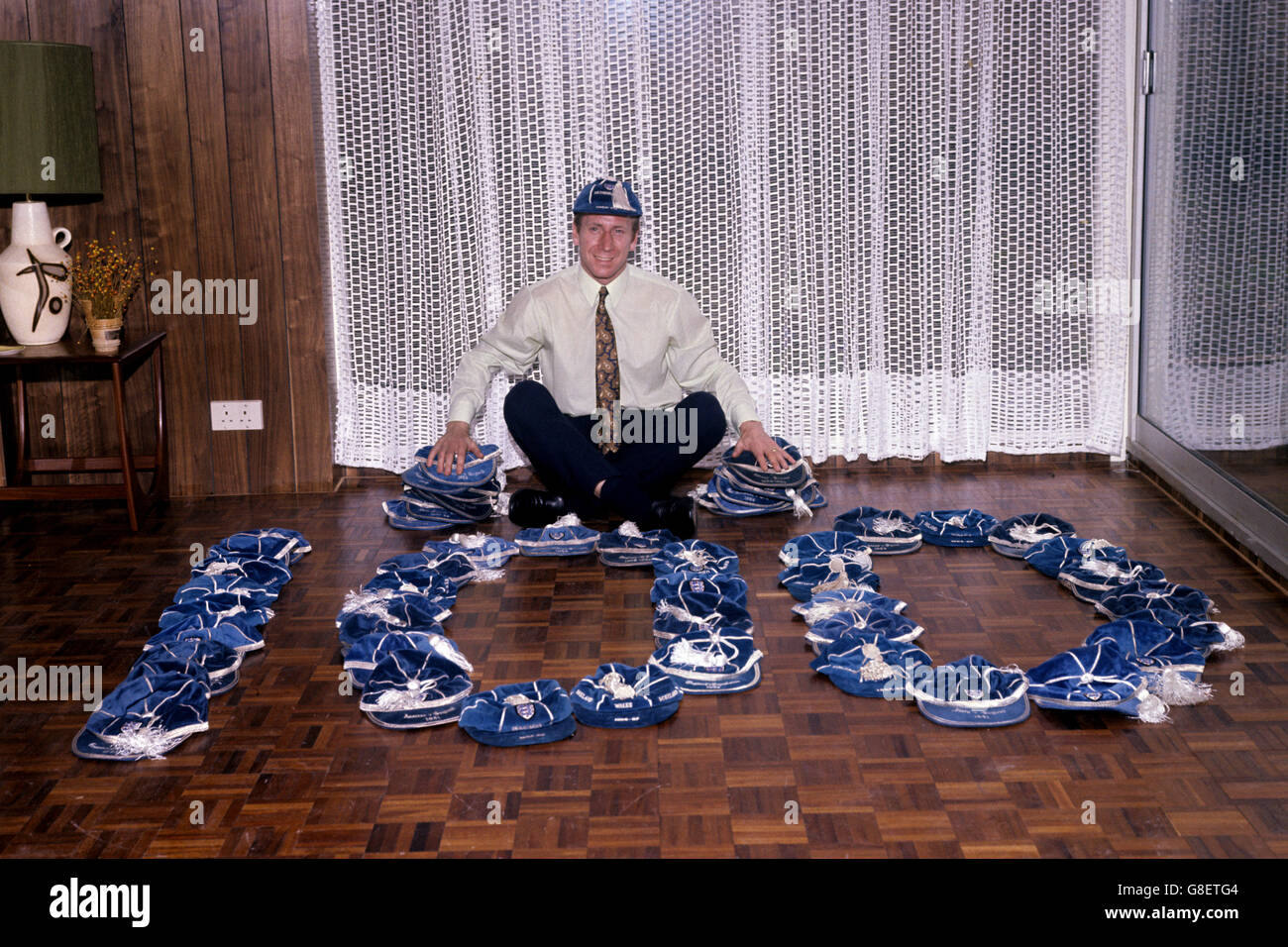 Calcio - Bobby Charlton. Bobby Charlton dell'Inghilterra pone con i suoi 100 cappelli Foto Stock